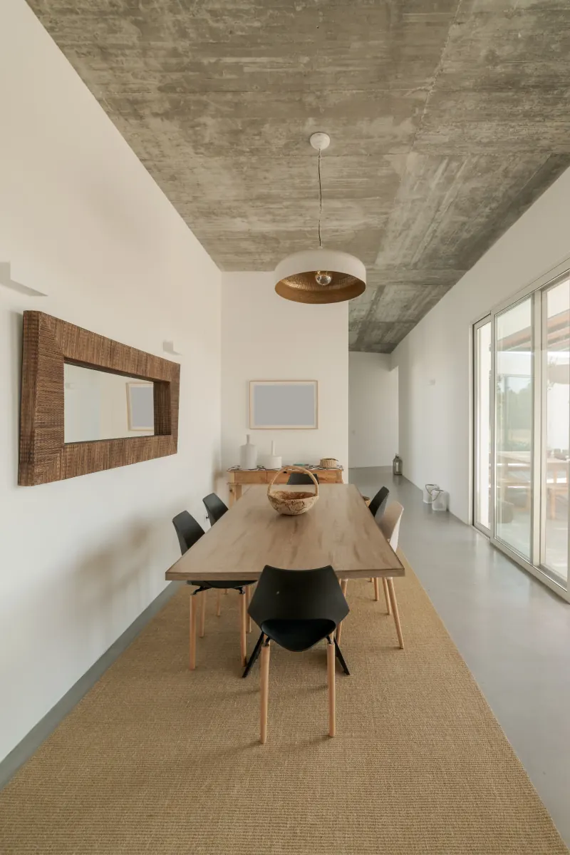 Comedor minimalista con superficies continuas en tono arena