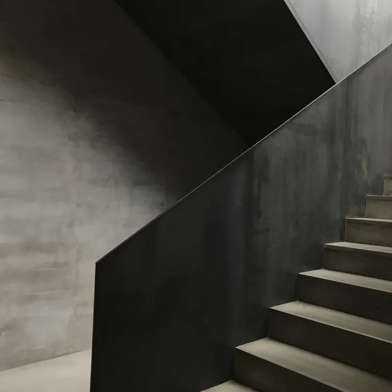 Escalera interior revestida en microcemento con acabado continuo